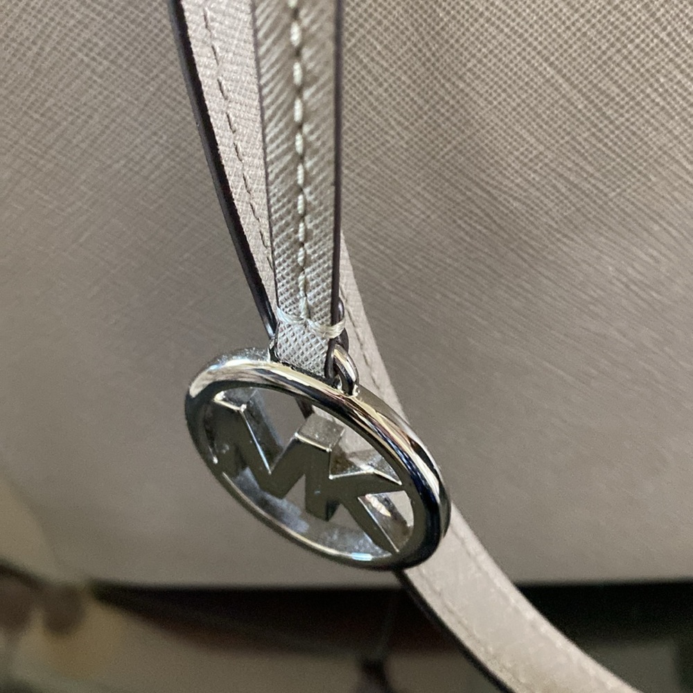 Michael Kors large leather tote.  Mint condition.  Pearl gray - Picture 8 of 12